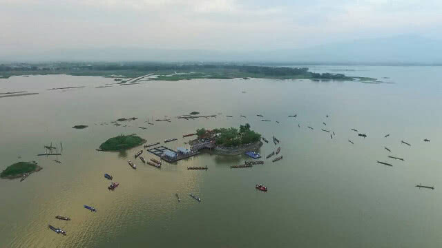 ผู้ว่าฯ พะเยาเวียนเทียนทางน้ำ วันวิสาขบูชา