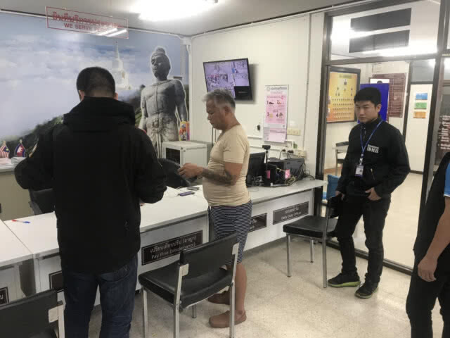 รวบ "โทนี่ บุหรี่ทำเอง" ร่วมแพร่คลิปอนาจารไลฟ์สดกับปู่มหามุนี