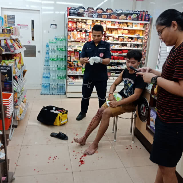 ระทึก!! เก๋งพุ่งทะลุร้านสะดวกซื้อชนลูกค้าเจ็บ 1 ราย
