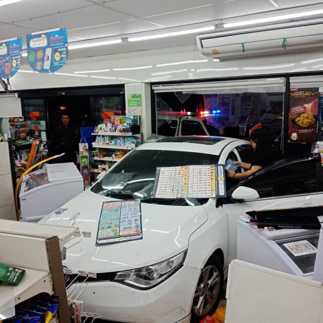 ระทึก!! เก๋งพุ่งทะลุร้านสะดวกซื้อชนลูกค้าเจ็บ 1 ราย