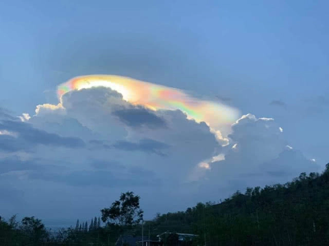 อัศจรรย์ฤดูฝน "หมวกเมฆสีรุ้ง" เหนือทองฟ้าภาคใต้