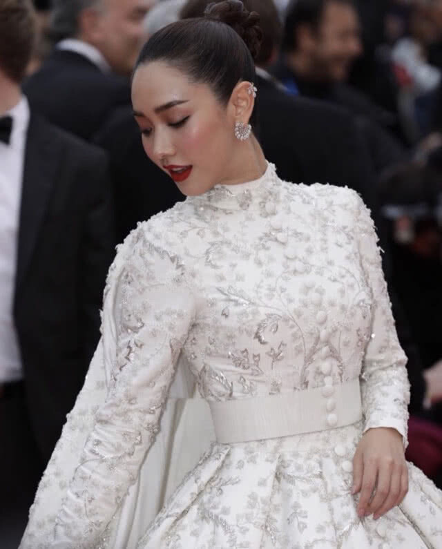 ส่อง "มิน พีชญา" ลุคที่ 2 คงคอนเซ็ปท์เจ้าหญิงบนพรมแดงเมืองคานส์