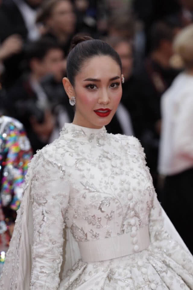 ส่อง "มิน พีชญา" ลุคที่ 2 คงคอนเซ็ปท์เจ้าหญิงบนพรมแดงเมืองคานส์