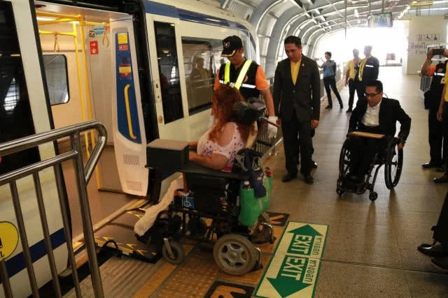 รถไฟฟ้าแอร์พอร์ต เรล ลิงก์ เปิดใช้ทางพาดพับได้สำหรับผู้พิการ