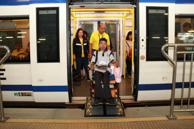 รถไฟฟ้าแอร์พอร์ต เรล ลิงก์ เปิดใช้ทางพาดพับได้สำหรับผู้พิการ