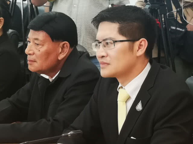 (คลิป) รุ่นน้อง ฉีกหน้า มงคลกิตติ์  แห่ล้อมรถ