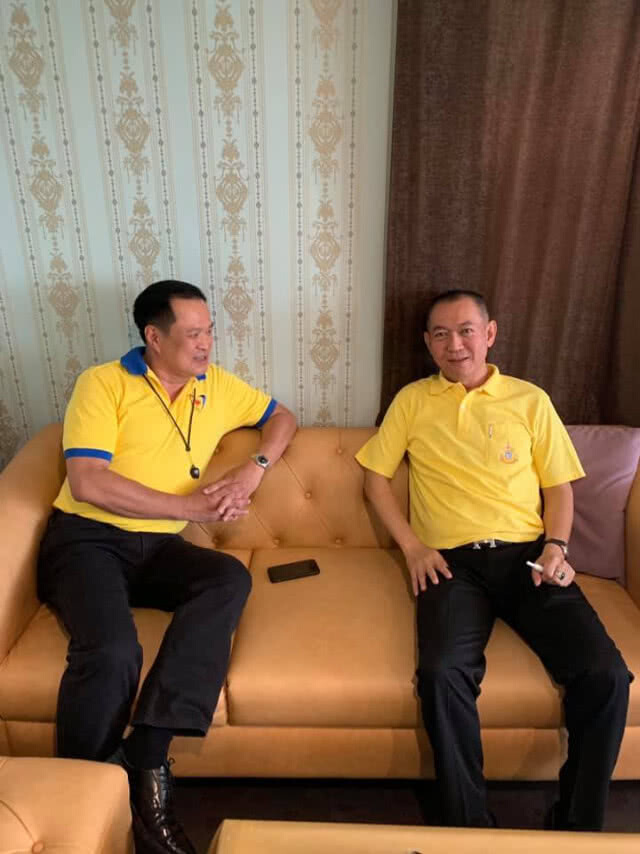 "อนุทิน" โพสต์ภาพกินข้าวกับ "เลขาปชป." ลั่น ทำงานกันอยู่