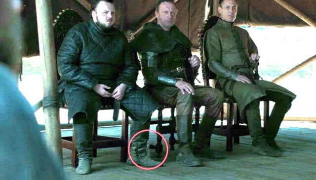 โป๊ะอีกรอบ ขวดน้ำพลาสติกโผล่ "Game of Thrones"