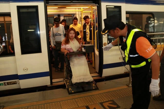 รถไฟฟ้าแอร์พอร์ต เรล ลิงก์ เปิดใช้ทางพาดพับได้สำหรับผู้พิการ