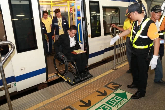 รถไฟฟ้าแอร์พอร์ต เรล ลิงก์ เปิดใช้ทางพาดพับได้สำหรับผู้พิการ