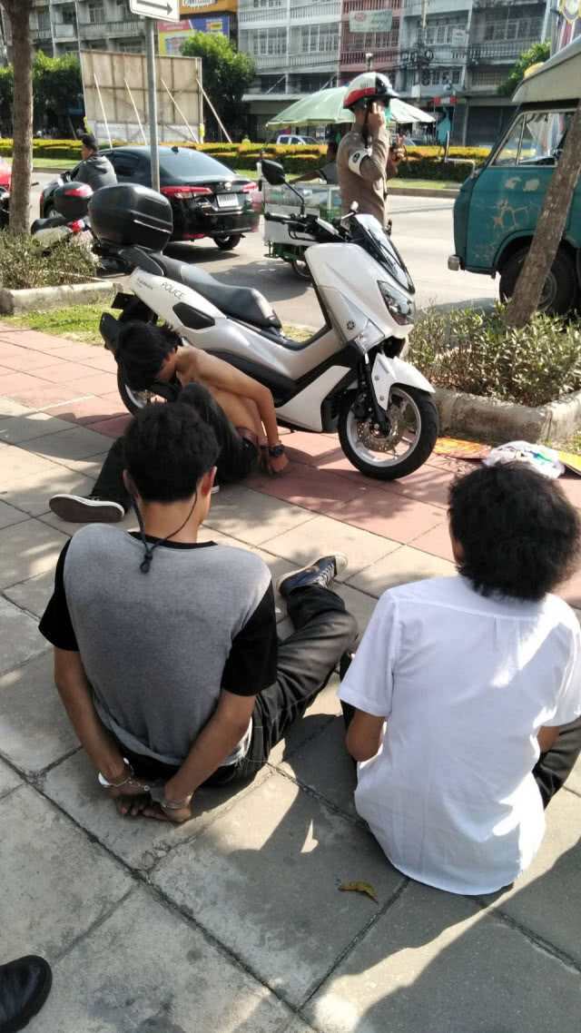 ตร.ตามรวบได้ 3 คน "นักเรียนช่าง ยิงคู่อริต่างสถาบัน ตาย 1"