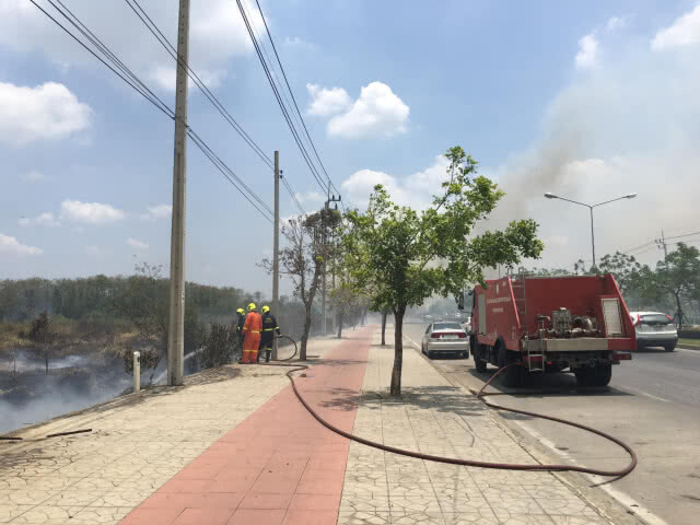 ระทึก ไฟไหม้หญ้ารอบ 3 หวั่นลามบ้านประชาชน