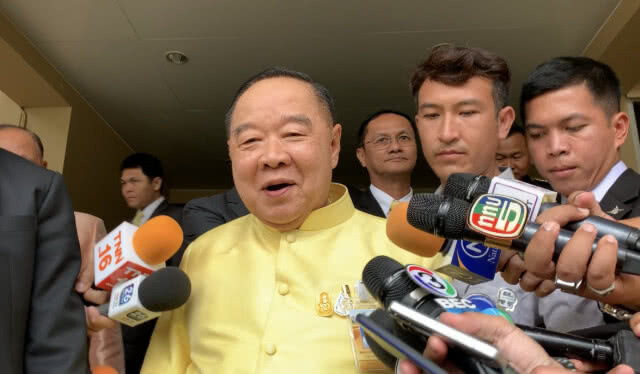 "ประวิตร" ไม่แน่ใจ "บิ๊กตู่" เป็นนายกฯ ต่อ