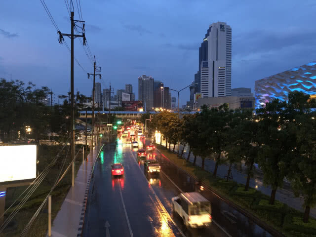 ฝนกระหน่ำกรุง เตรียมรับมือรถติด
