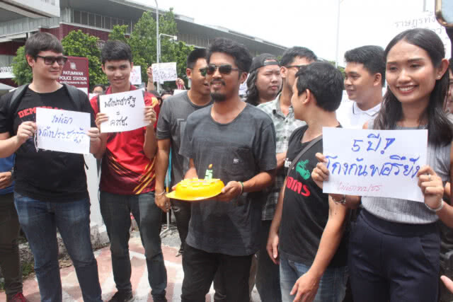 13 ขบวนการประชาธิปไตยใหม่เป่าเค้กครบรอบ 5 ปี คสช.