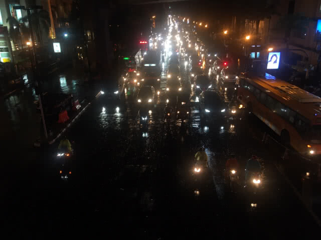 เลิกงาน...ฝนกระหน่ำ รถติดหนึบ!