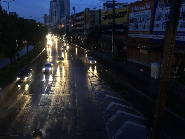 ฝนกระหน่ำกรุง เตรียมรับมือรถติด