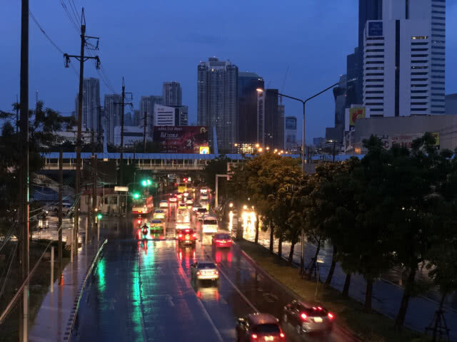ฝนกระหน่ำกรุง เตรียมรับมือรถติด