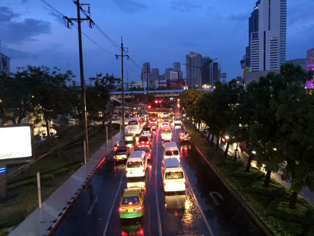 ฝนกระหน่ำกรุง เตรียมรับมือรถติด