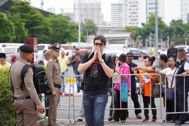 "ไผ่ ดาวดิน" นำทีมประชาธิปไตยใหม่ รับทราบข้อหา ม.116