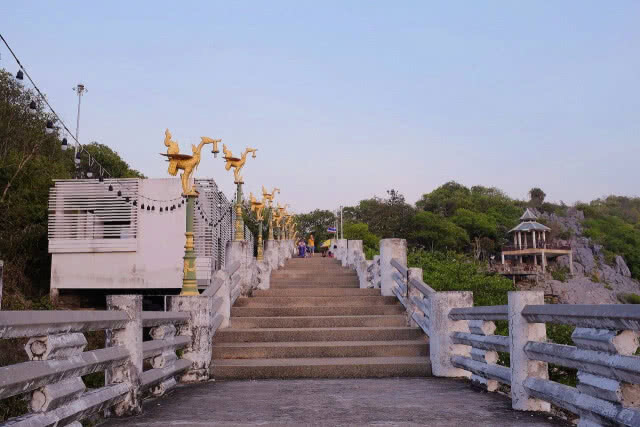 "สีชัง" เกาะเล็กๆ ที่ความสุขไม่เล็ก (นะคร๊าบ)