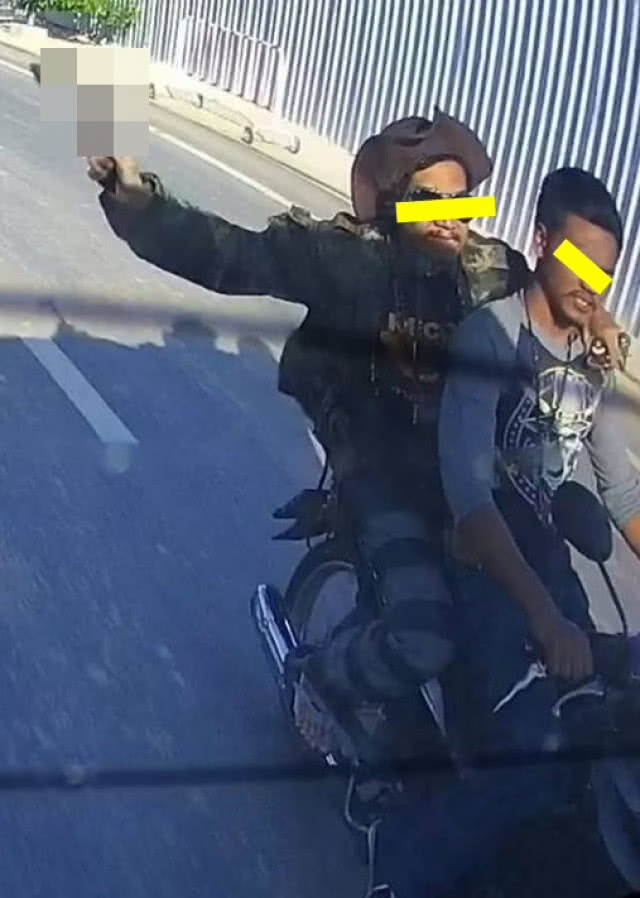 เร่งตามตัว 2 หนุ่มอาวุธครบมือฉุนโดนบีบแตรใส่ ไล่ฟันรถกู้ชีพ