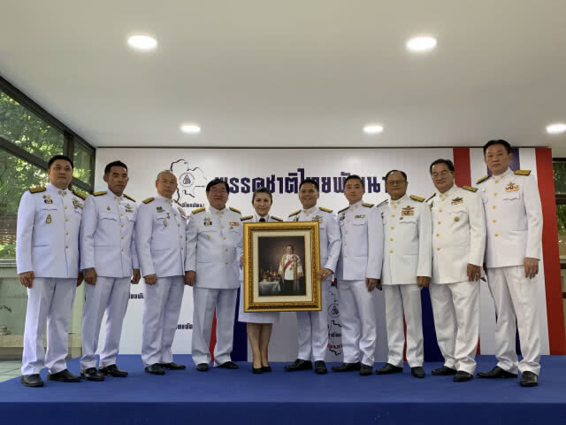 หนูนา ถือรูปบรรหาร ร่วมเฟรม 10 ส.ส.ชทพ. แย้มเย็นนี้ชัดร่วมรัฐบาลกับใคร