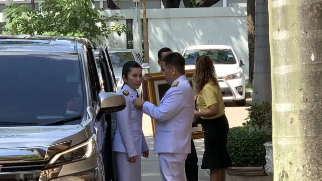 หนูนา ถือรูปบรรหาร ร่วมเฟรม 10 ส.ส.ชทพ. แย้มเย็นนี้ชัดร่วมรัฐบาลกับใคร