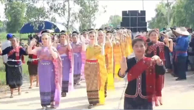 ฮือฮา! ต่างชาติร่วมเซิ้ง! บั้งไฟขอฝนกาฬสินธุ์