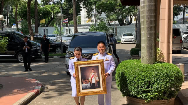 หนูนา ถือรูปบรรหาร ร่วมเฟรม 10 ส.ส.ชทพ. แย้มเย็นนี้ชัดร่วมรัฐบาลกับใคร
