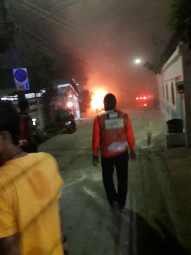 สาวใหญ่น้อยใจอดีตสามีจุดไฟเผารถประชดรักหวิดถูกย่างสด