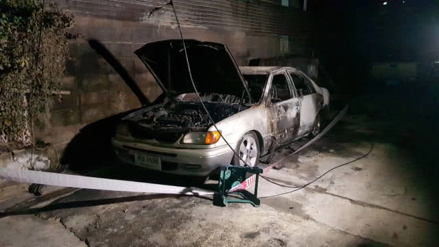 สาวใหญ่น้อยใจอดีตสามีจุดไฟเผารถประชดรักหวิดถูกย่างสด