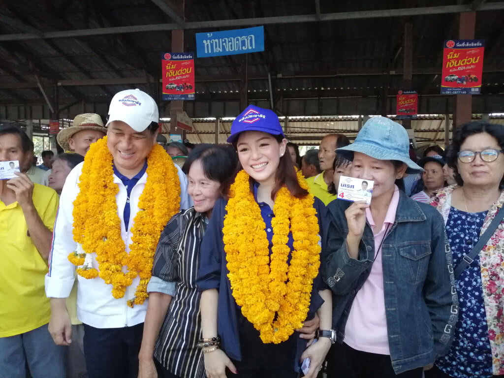 "มาดามเดียร์" ลุยสันป่าตองช่วยส.ส.ขอคะแนน "มาดามเดียร์" ลุยสันป่าตองช่วยส.ส.ขอคะแนน