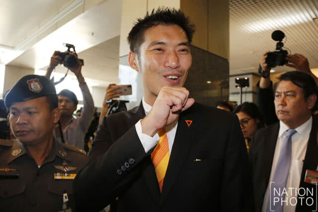 เชิญ "ธนาธร" ออกจากที่ประชุมสภาเช้านี้