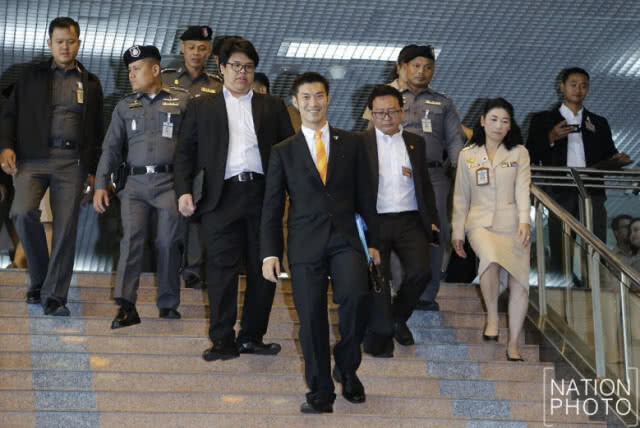 "ธนาธร" ลั่น รอวันกลับมา