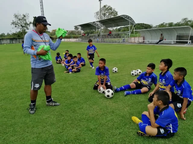 ( คลิปข่าว) "โค้ชบลู"  6 ปี กับภารกิจ "ศูนย์ฝึกฟุตบอลกรุงเก่า"