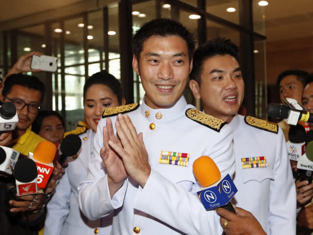 "ธนาธร"ลุ้น"ปู่ชัย"ให้เข้าร่วมประชุมสภาฯ?