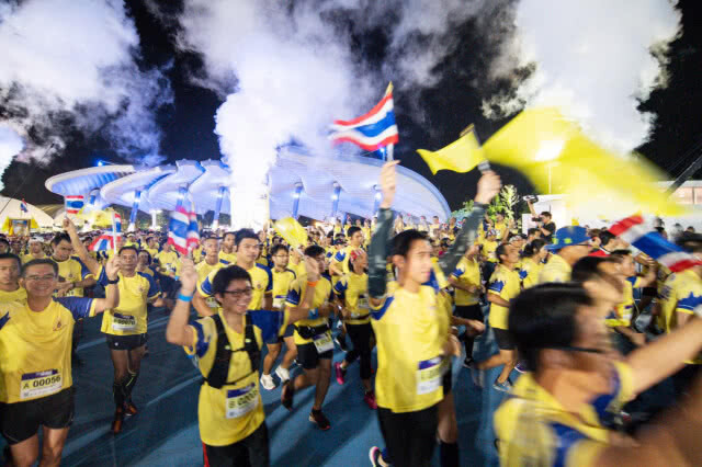 นักวิ่งร่วมกิจกรรมประวัติศาสตร์เทิดพระเกียรติมหามงคลฯ