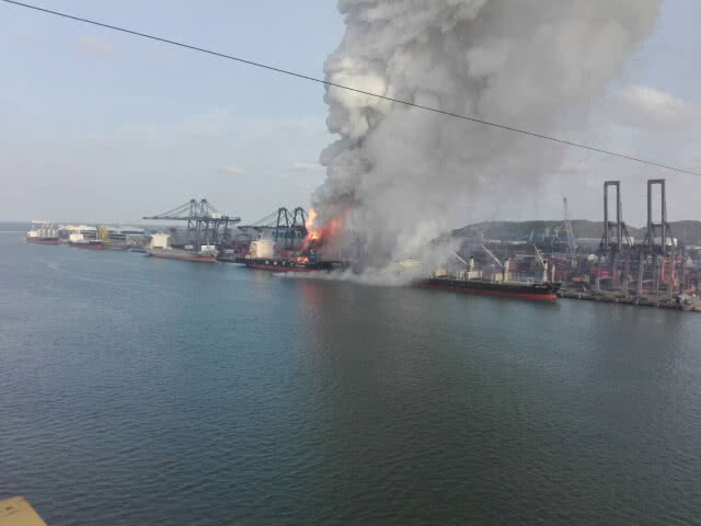 เพลิงไหม้เรือบรรทุกสินค้าที่ ทลฉ.