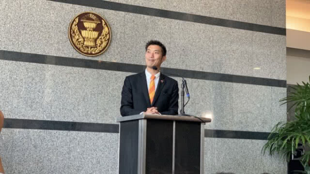 เชิญ "ธนาธร" ออกจากที่ประชุมสภาเช้านี้