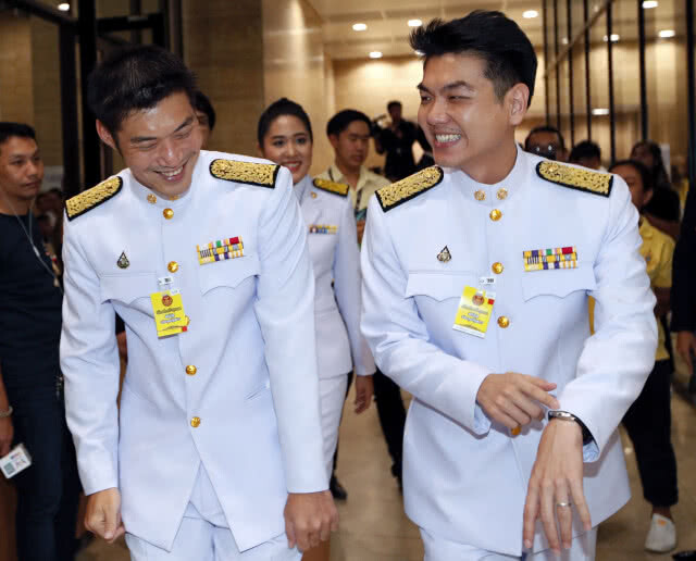 "ธนาธร"ลุ้น"ปู่ชัย"ให้เข้าร่วมประชุมสภาฯ?