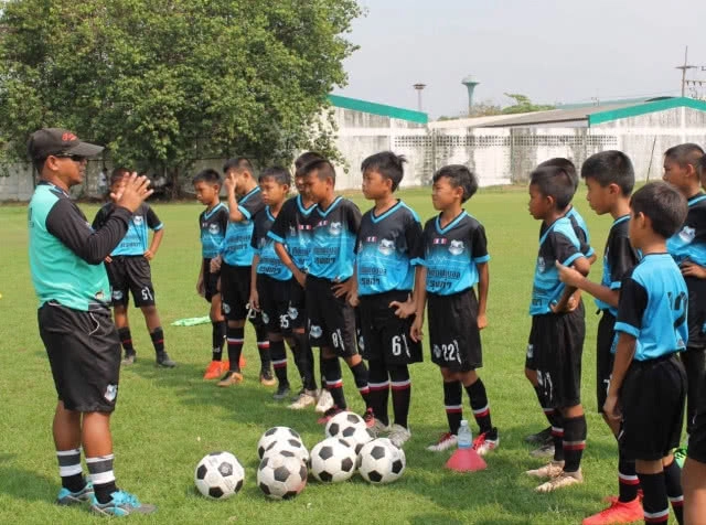 ( คลิปข่าว) "โค้ชบลู"  6 ปี กับภารกิจ "ศูนย์ฝึกฟุตบอลกรุงเก่า"