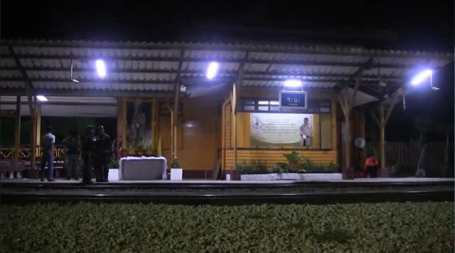 (คลิป)ลอบวางระเบิดในท่อด้านหน้าป้อม ชรบ. ก่อนจุดชวนในช่วงที่เจ้าหน้าที่ตั้งจุดตรวจ