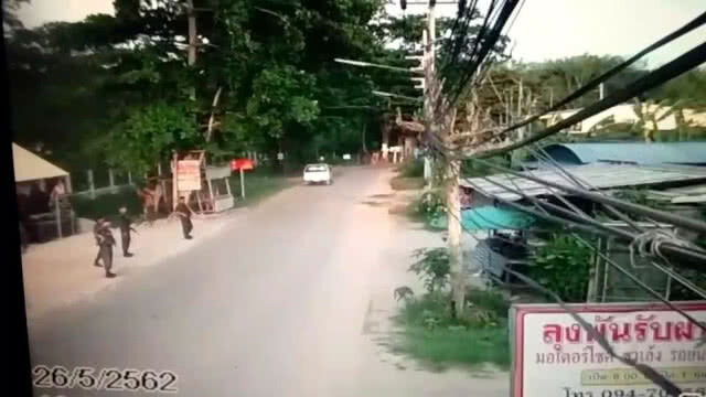 (คลิป)ลอบวางระเบิดในท่อด้านหน้าป้อม ชรบ. ก่อนจุดชวนในช่วงที่เจ้าหน้าที่ตั้งจุดตรวจ