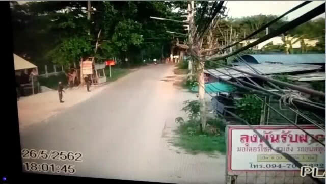 (คลิป)ลอบวางระเบิดในท่อด้านหน้าป้อม ชรบ. ก่อนจุดชวนในช่วงที่เจ้าหน้าที่ตั้งจุดตรวจ