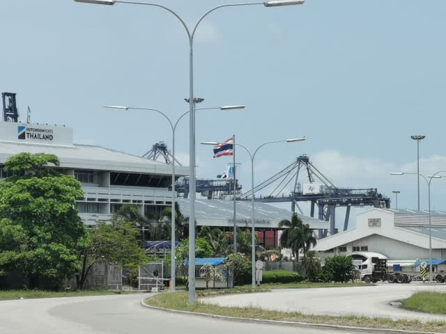 ร้องเรียนผลกระทบไฟไหม้ เรือลักขนสารเคมีท่าเรือแหลมฉบัง พุ่ง 800 ราย