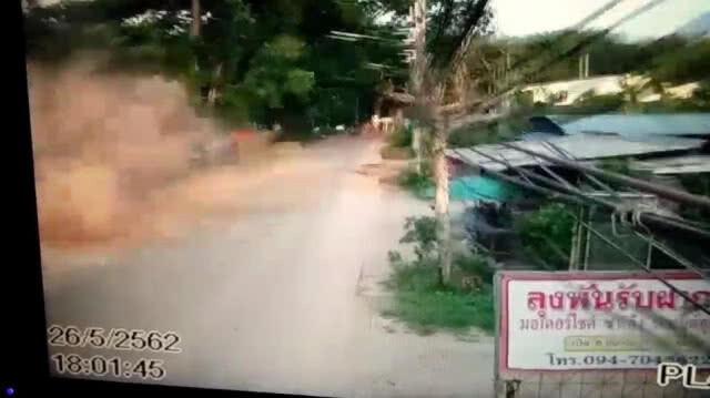(คลิป)ลอบวางระเบิดในท่อด้านหน้าป้อม ชรบ. ก่อนจุดชวนในช่วงที่เจ้าหน้าที่ตั้งจุดตรวจ
