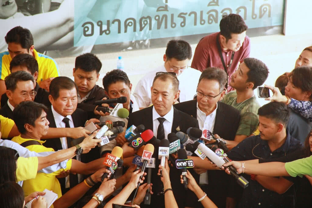 เลขาธิการ ปชป. ยังอุบร่วมรัฐบาลกับ พปชร. ขอประชุม บก.กห. พรรคก่อน