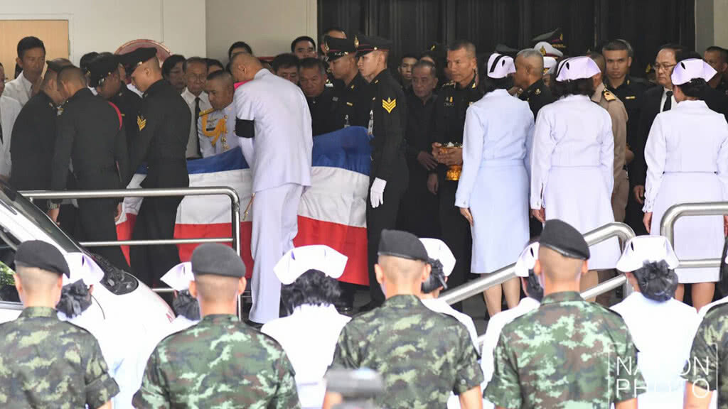 ร่าง "ป๋าเปรม" คลุมธงชาติ แพทย์-พยาบาล-ทหารยืนเคารพ ร่าง "ป๋าเปรม" คลุมธงชาติ แพทย์-พยาบาล-ทหารยืนเคารพ
