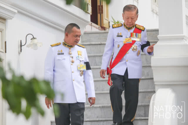 ร่าง "ป๋าเปรม" คลุมธงชาติ แพทย์-พยาบาล-ทหารยืนเคารพ 